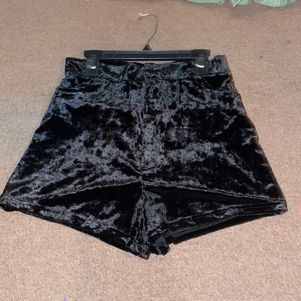 Black velour shorts with pockets size 4 NWT